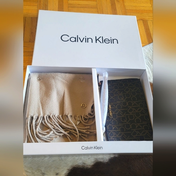 Calvin Klein gift set: scarf and clutch - Picture 1 of 5